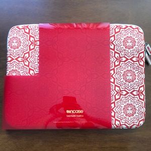 InCase x shepherd Fairey (MacBook Pro 13”)